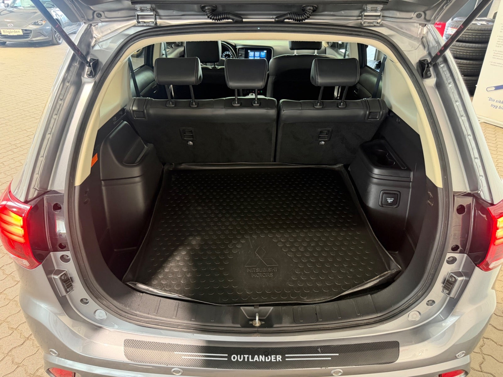 Sølv Mitsubishi Outlander fra 2020