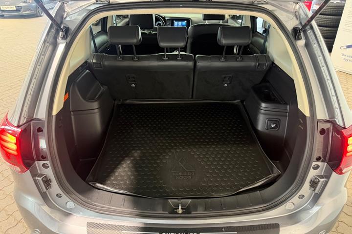 Sølv Mitsubishi Outlander fra 2020
