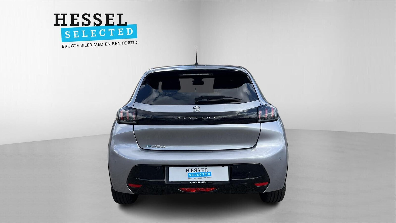 Grå Peugeot e-208 fra 2023
