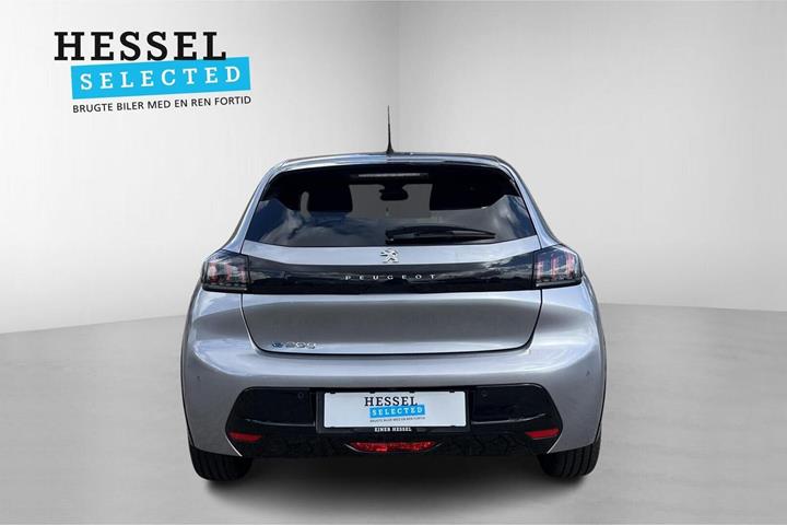 Grå Peugeot e-208 fra 2023