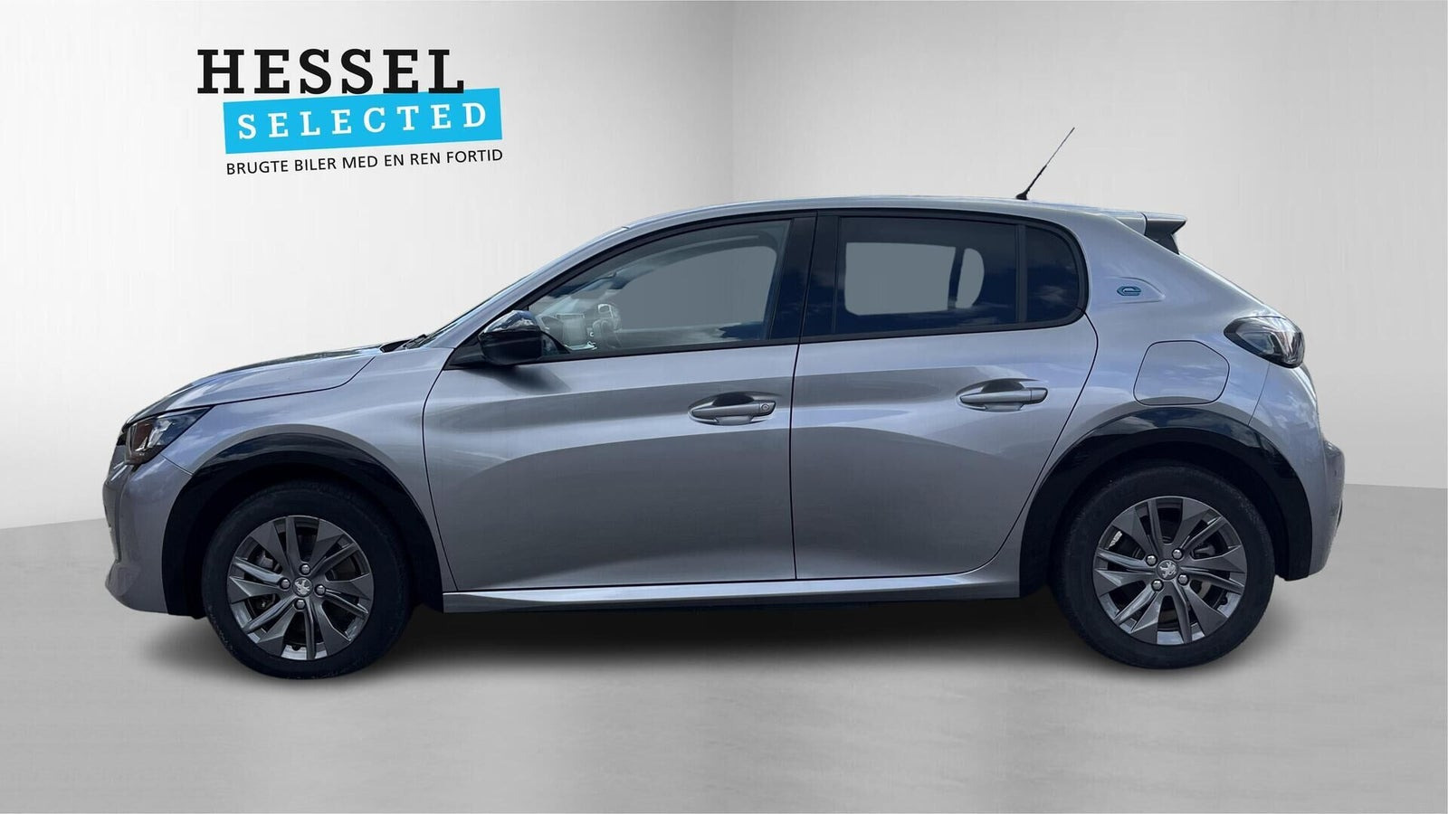 Grå Peugeot e-208 fra 2023