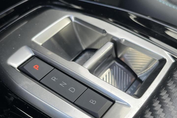 Grå Peugeot e-208 fra 2023