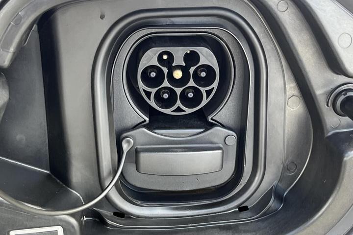 Grå Peugeot e-208 fra 2023