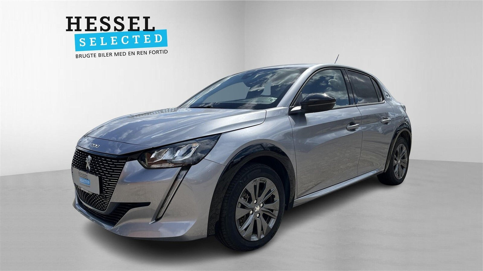 Grå Peugeot e-208 fra 2023