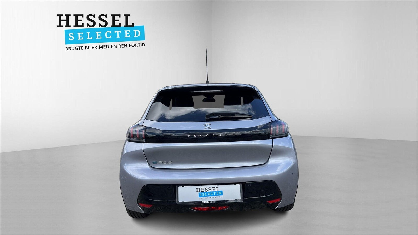 Grå Peugeot e-208 fra 2023