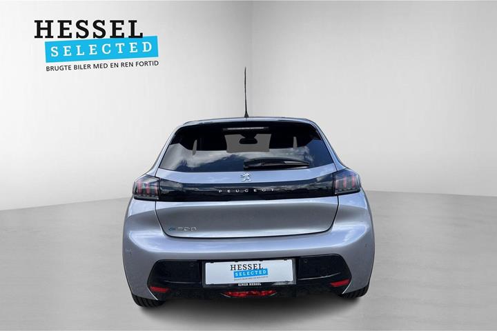 Grå Peugeot e-208 fra 2023