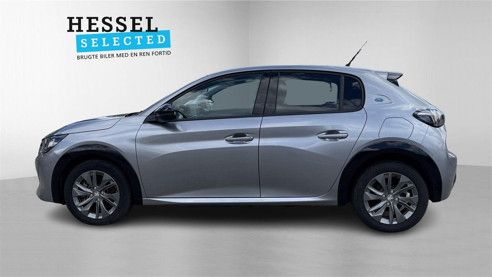 Grå Peugeot e-208 fra 2023