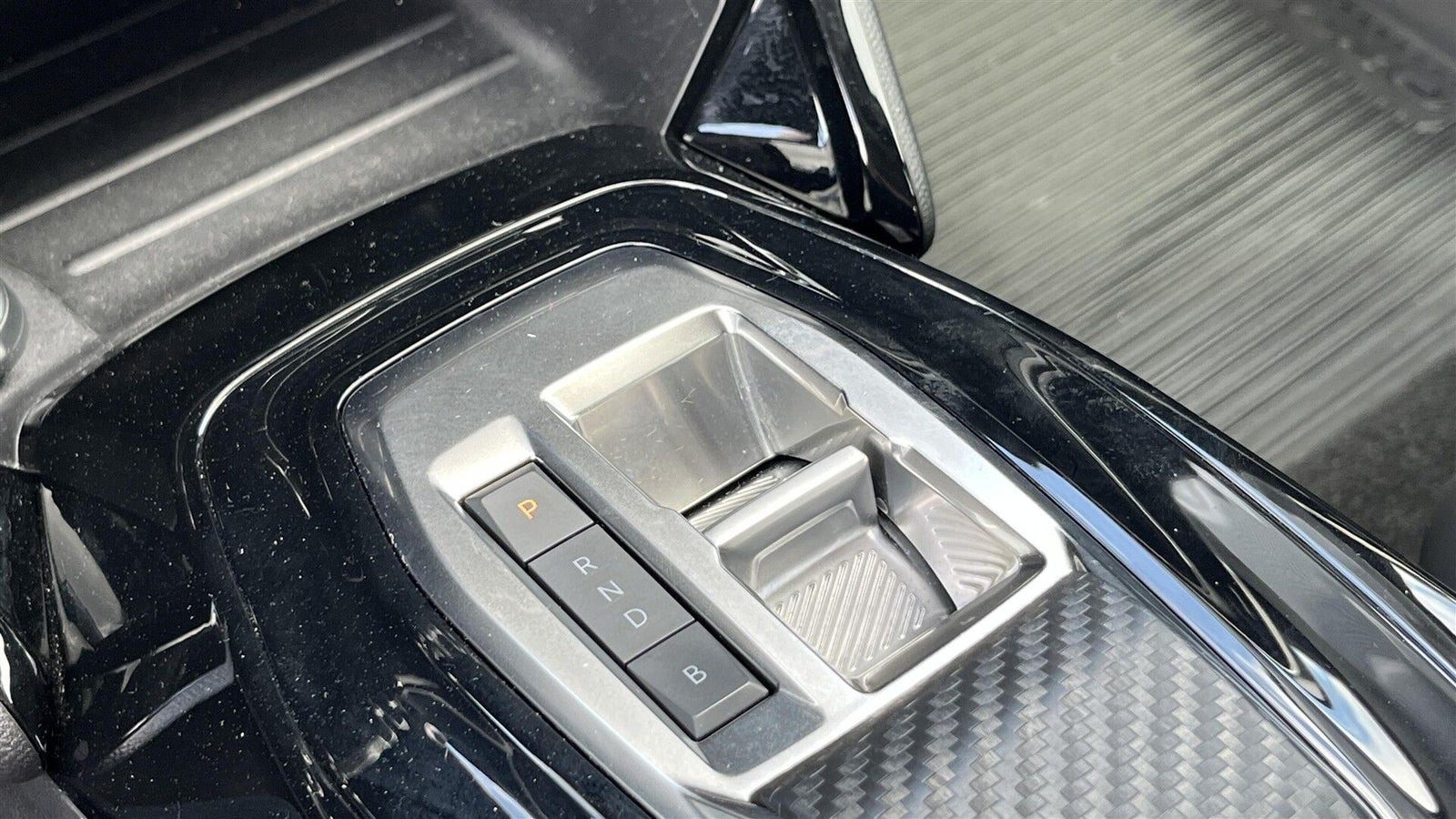 Grå Peugeot e-208 fra 2023