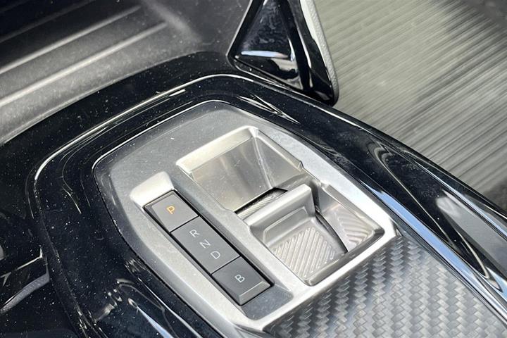 Grå Peugeot e-208 fra 2023