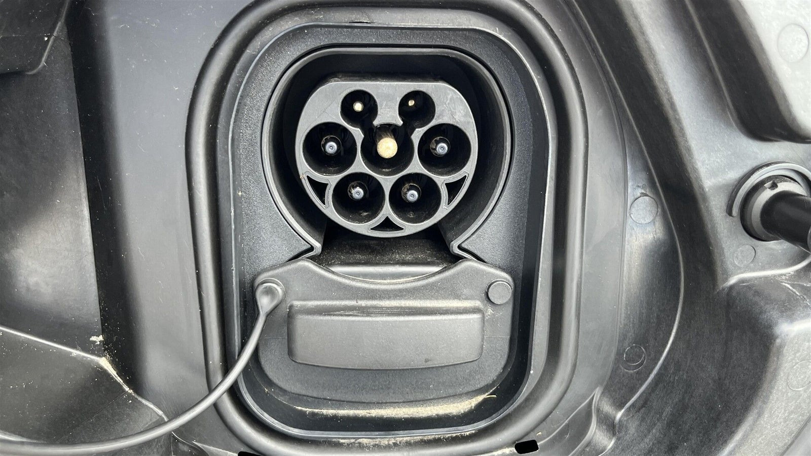 Grå Peugeot e-208 fra 2023