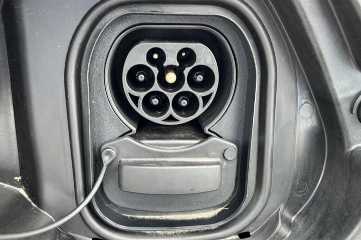 Grå Peugeot e-208 fra 2023