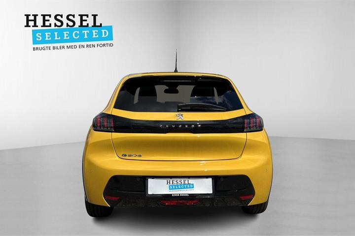 Gul Peugeot e-208 fra 2023
