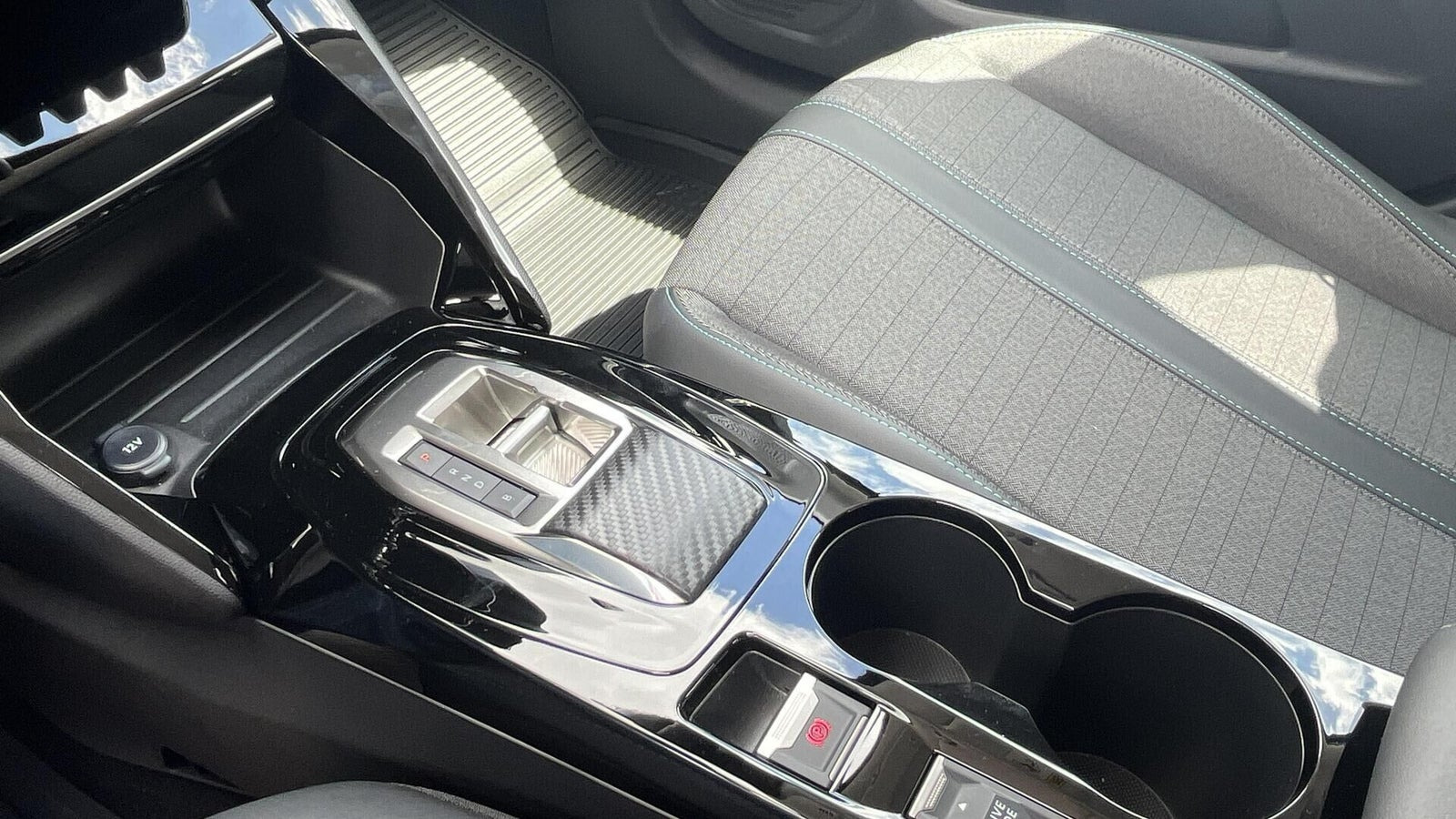 Gul Peugeot e-208 fra 2023