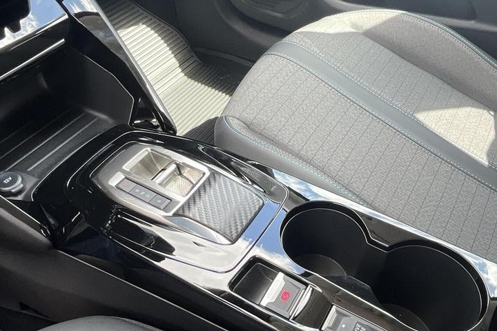 Gul Peugeot e-208 fra 2023