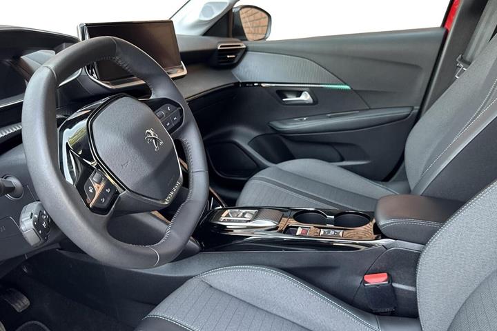 Beige Peugeot e-208 fra 2023
