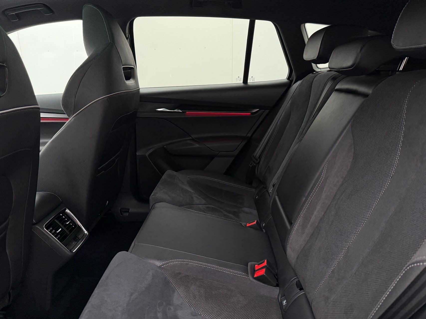 Sort Skoda Enyaq fra 2023