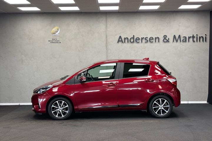 Rød Toyota Yaris fra 2020