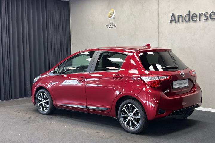 Rød Toyota Yaris fra 2020