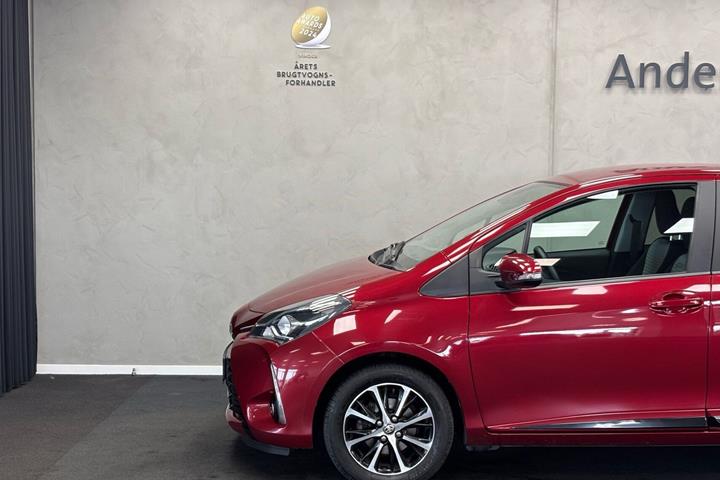 Rød Toyota Yaris fra 2020