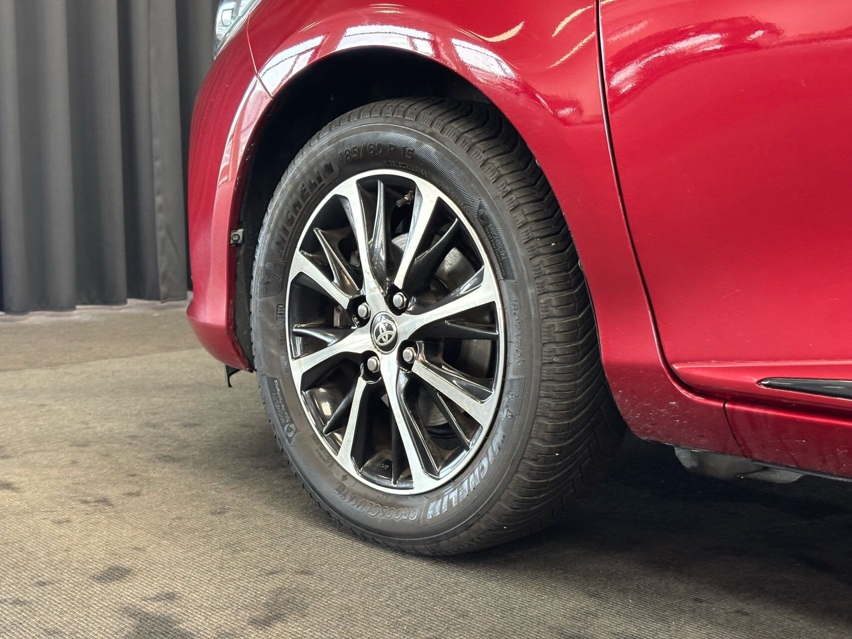 Rød Toyota Yaris fra 2020