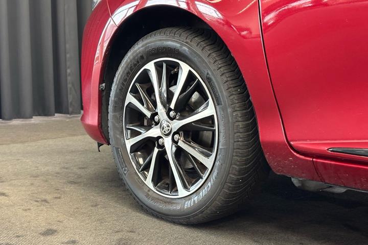 Rød Toyota Yaris fra 2020