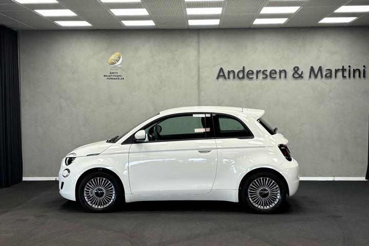 Hvid Fiat 500e fra 2023