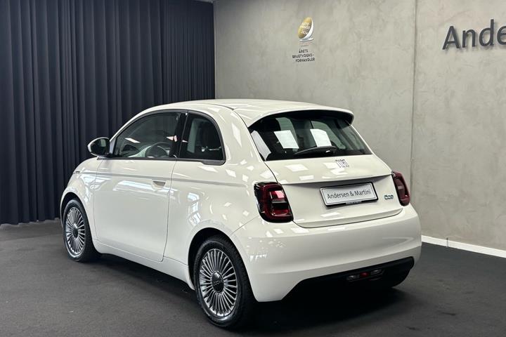 Hvid Fiat 500e fra 2023