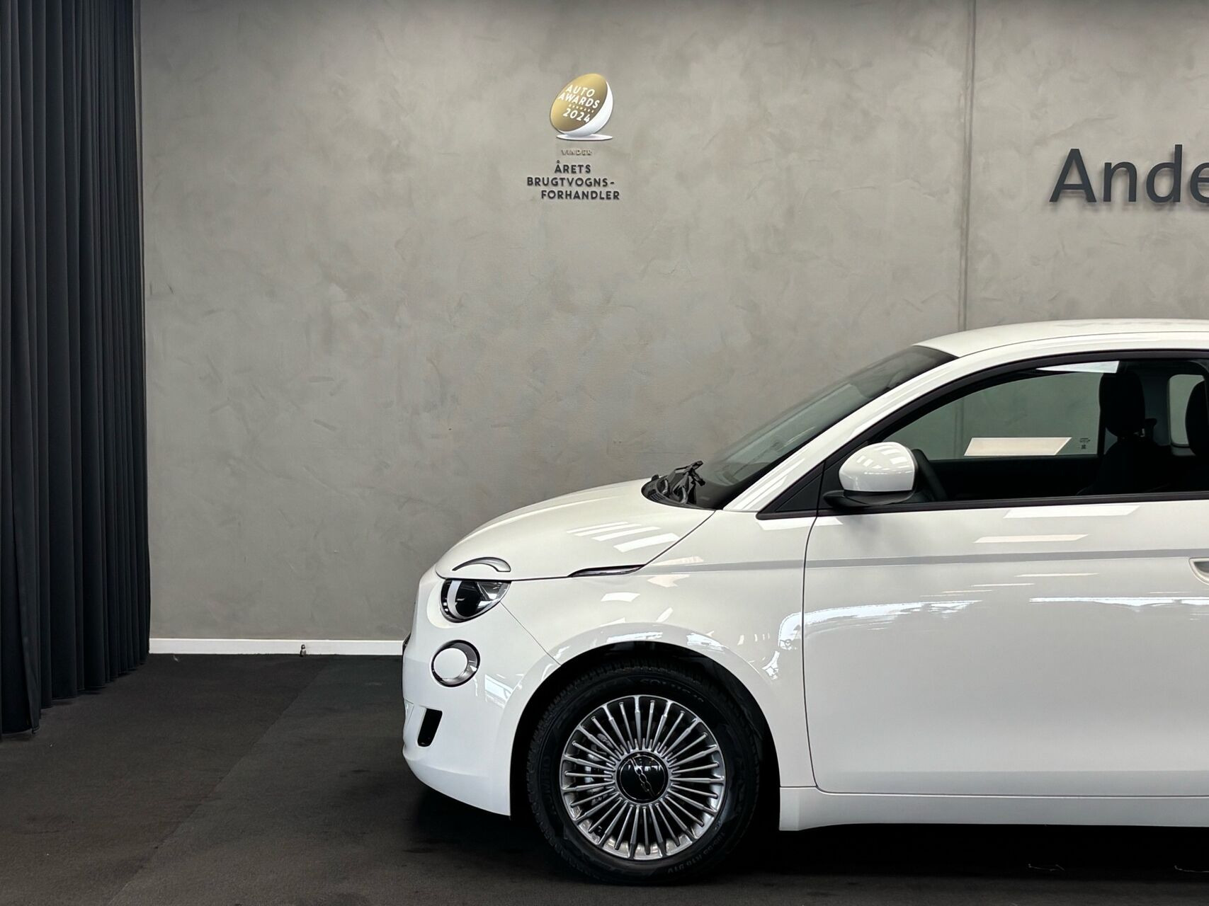 Hvid Fiat 500e fra 2023
