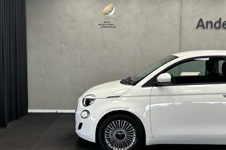 Hvid Fiat 500e fra 2023