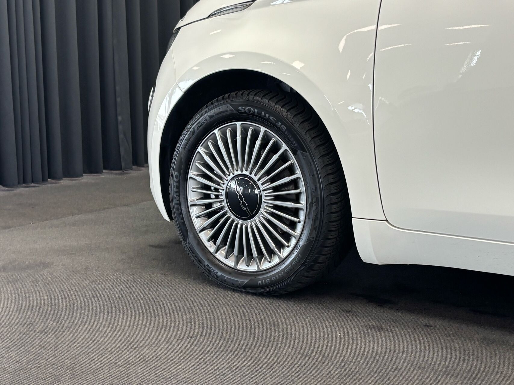 Hvid Fiat 500e fra 2023