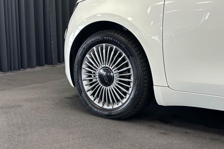 Hvid Fiat 500e fra 2023