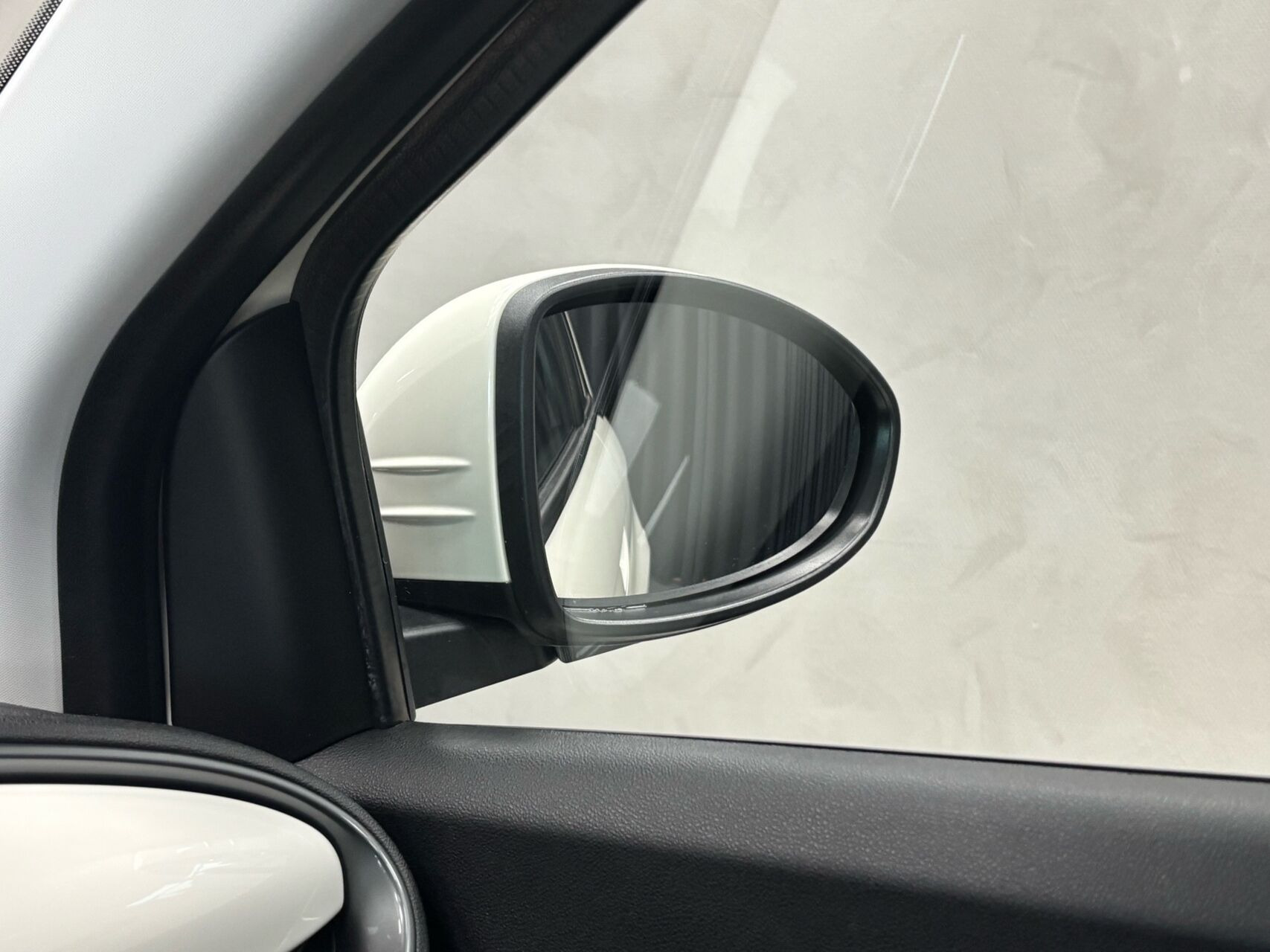 Hvid Fiat 500e fra 2023