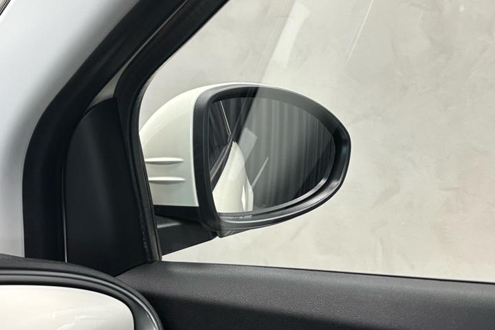 Hvid Fiat 500e fra 2023