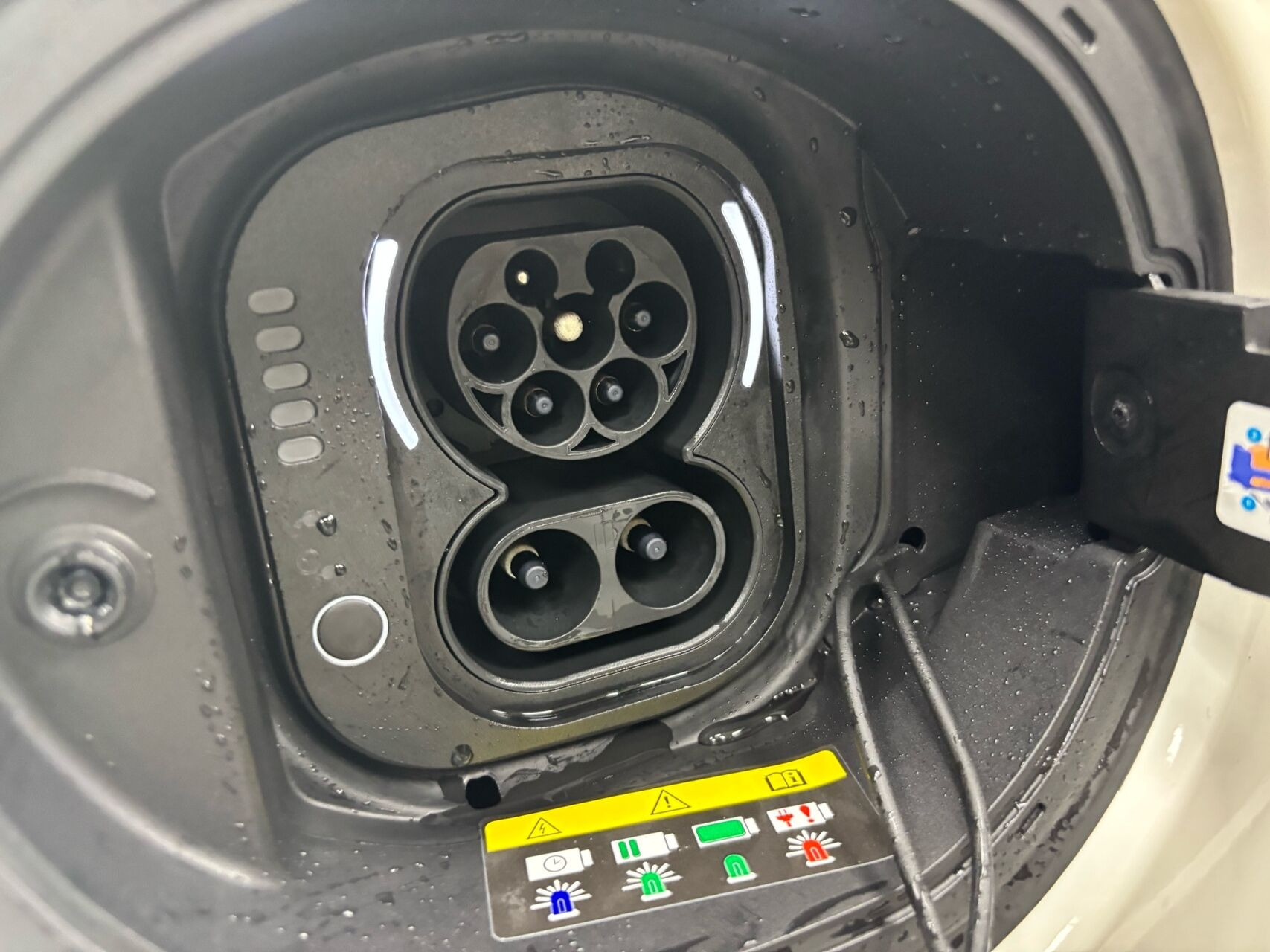 Hvid Fiat 500e fra 2023