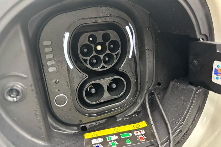 Hvid Fiat 500e fra 2023