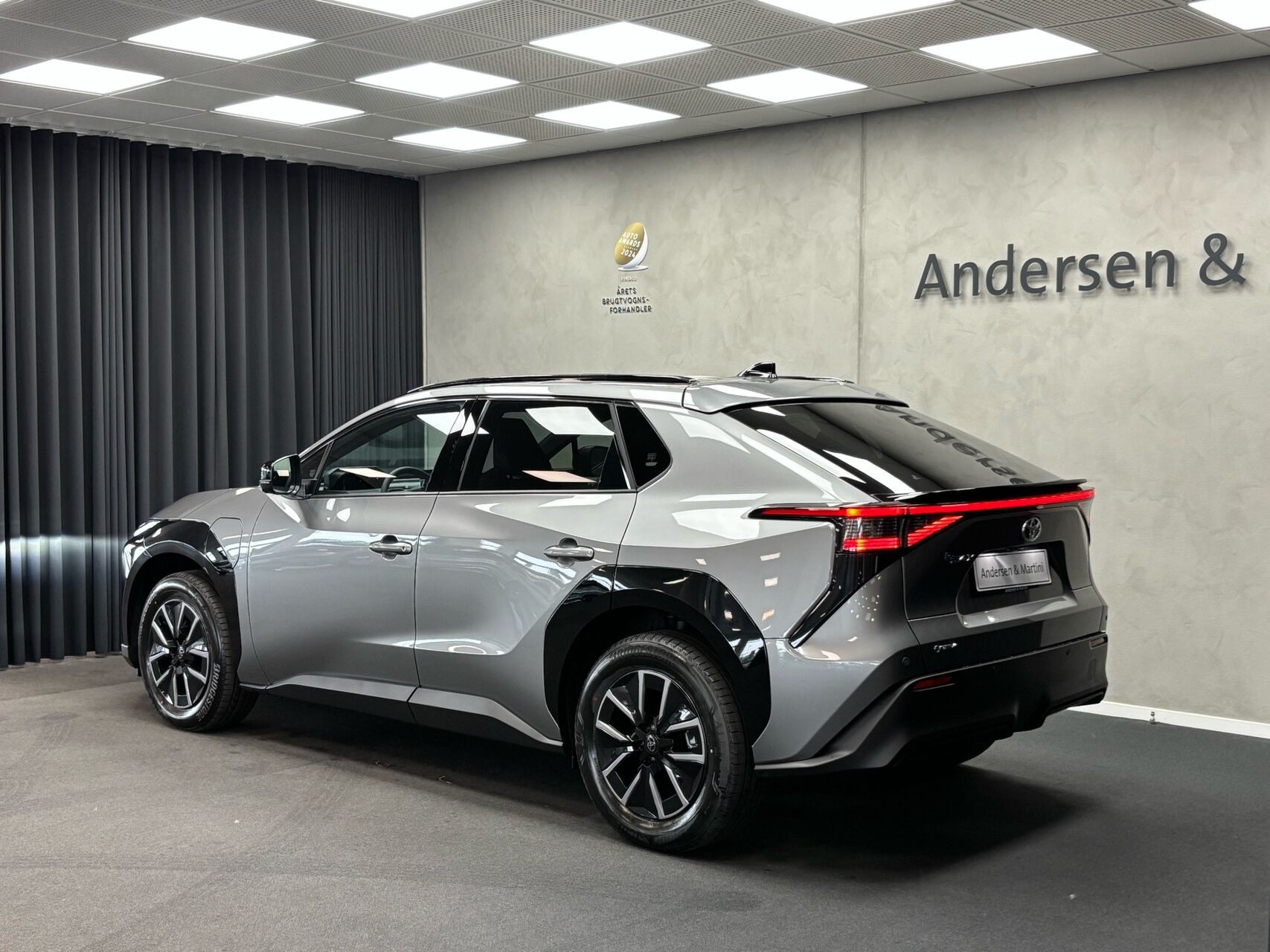 Grå Toyota BZ4X fra 2026