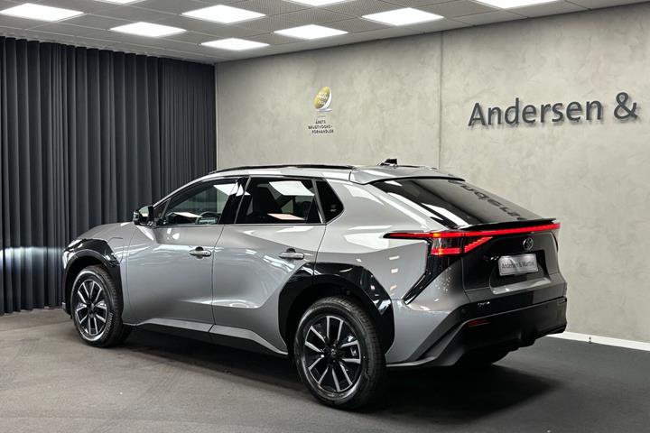 Grå Toyota BZ4X fra 2026