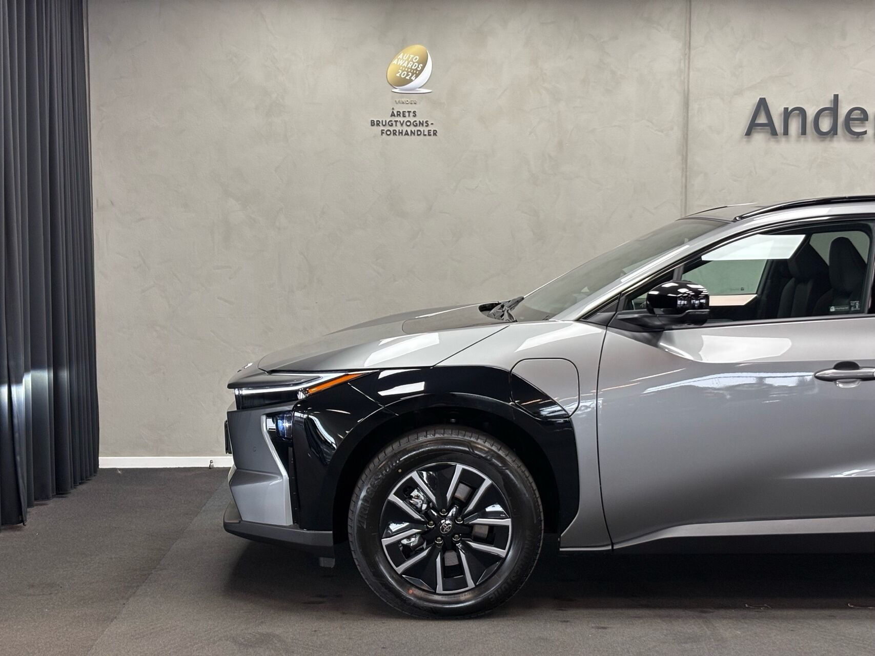 Grå Toyota BZ4X fra 2026