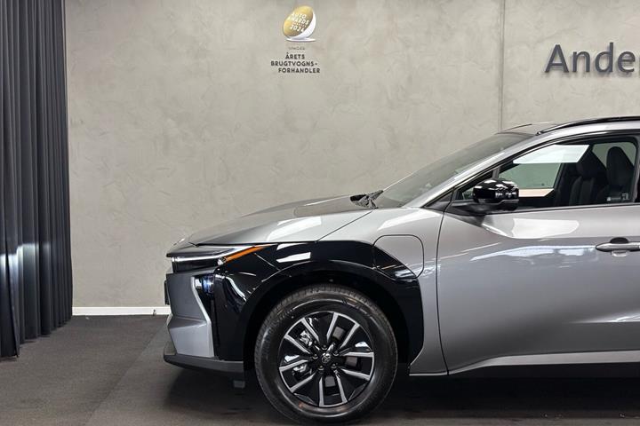 Grå Toyota BZ4X fra 2026