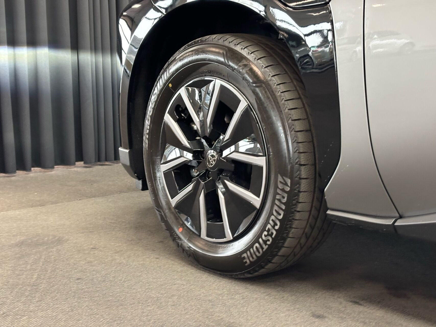 Grå Toyota BZ4X fra 2026