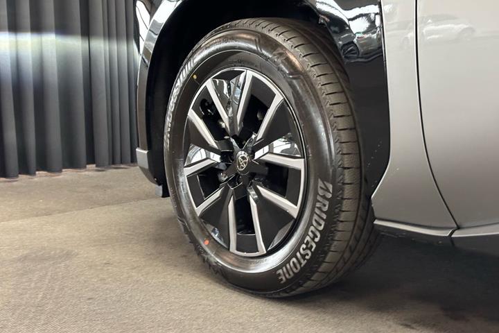 Grå Toyota BZ4X fra 2026