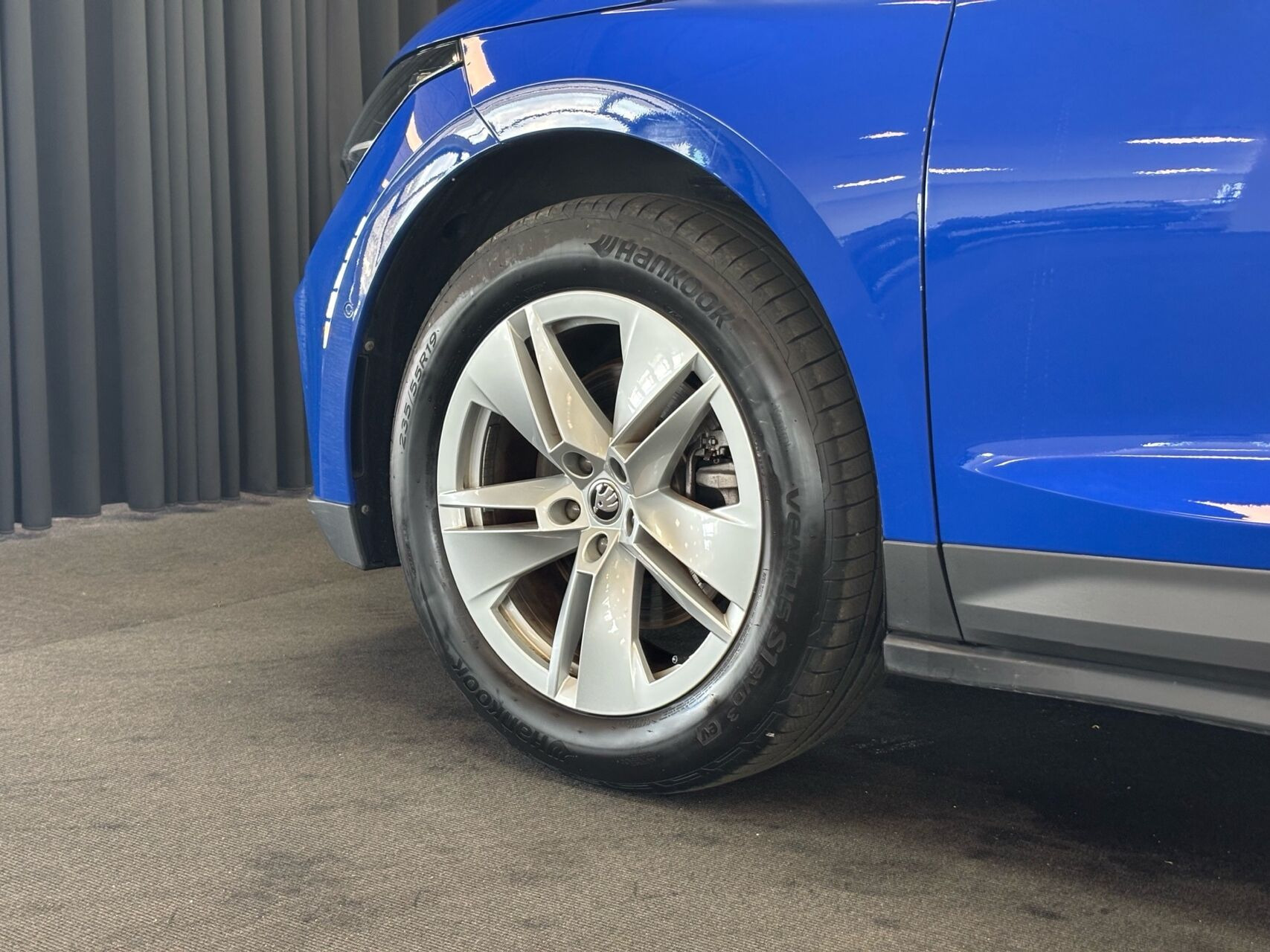 Blå Skoda Enyaq fra 2022