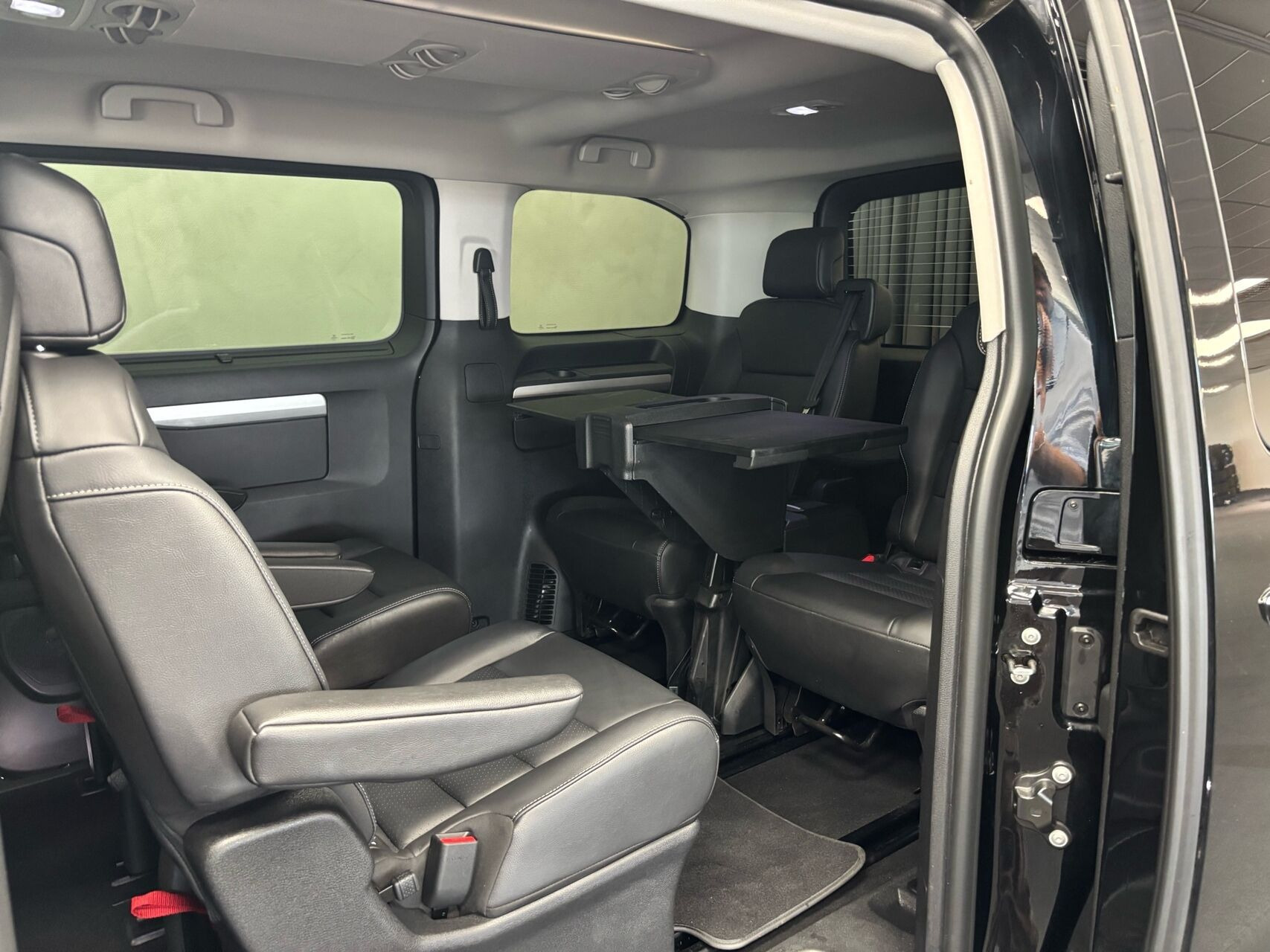 Sort Peugeot e-Traveller fra 2023