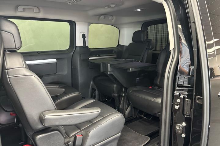 Sort Peugeot e-Traveller fra 2023