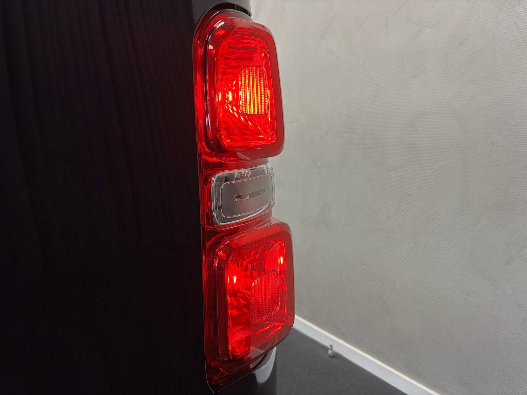 Sort Peugeot e-Traveller fra 2023