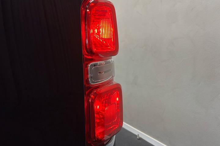 Sort Peugeot e-Traveller fra 2023