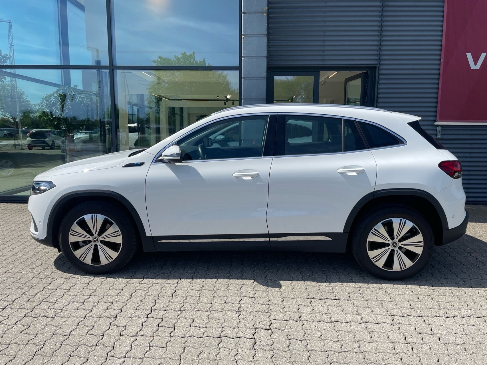 Hvid Mercedes EQA 250+ fra 2022