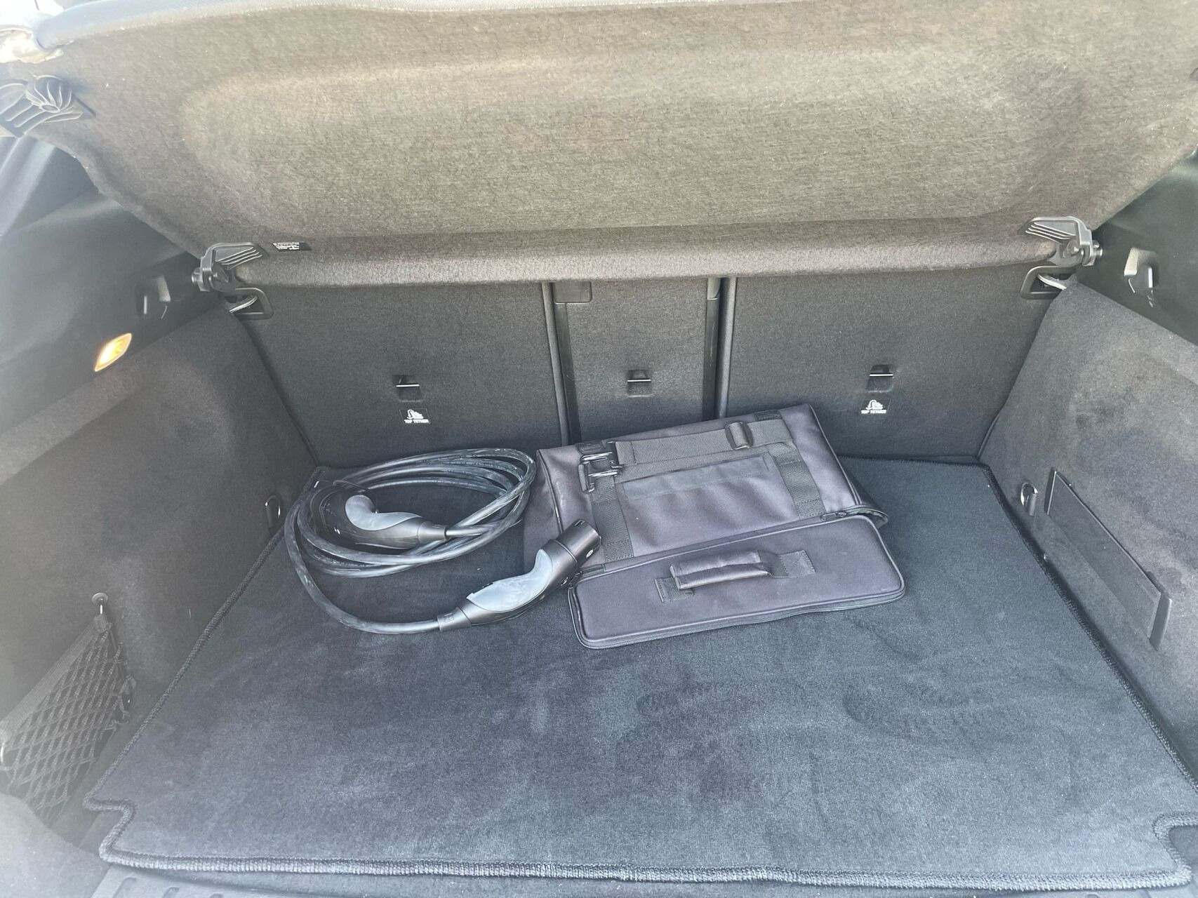 Hvid Mercedes EQA 250+ fra 2022