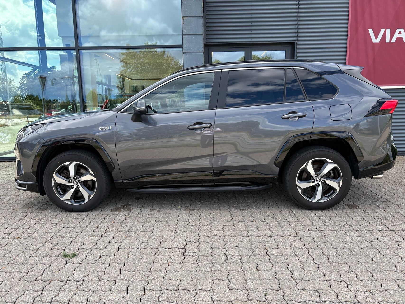 Grå Toyota RAV4 Plug-in fra 2021