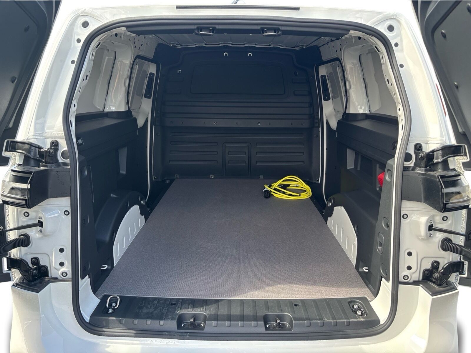 Hvid VW ID.Buzz Cargo fra 2026 set indefra